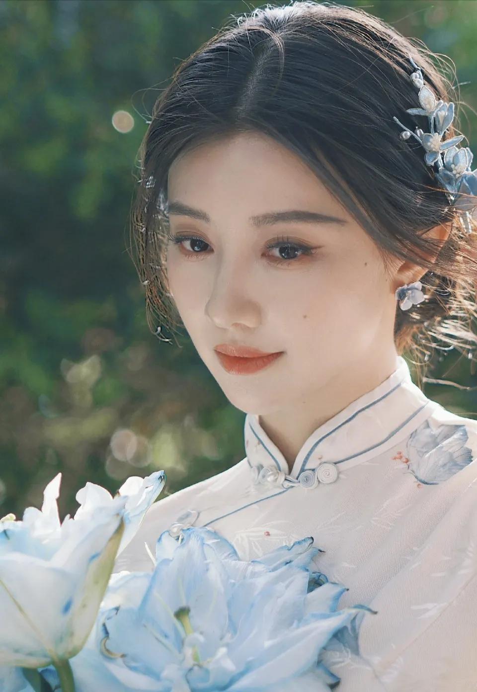 王鹤润写真分享，青蓝花纹旗袍写真，清纯美丽，温婉大方