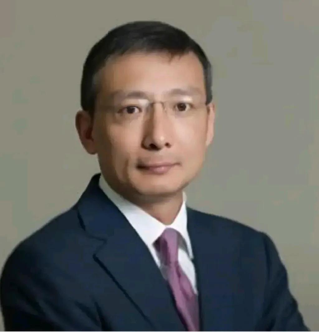 这哥们要开始火了，而且估计能在网络上“青史留名”。作为长江商学院教授，姑且也能叫