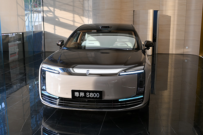 尊界S800值不值100万，真的完全看购车需求。它5.48米车长、3.3米轴距，后排比奔驰S级还多出