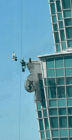 美国的这个徒手攀爬高手，攀爬的实力恐怖的惊人，500多米高的大楼，他用了90多分