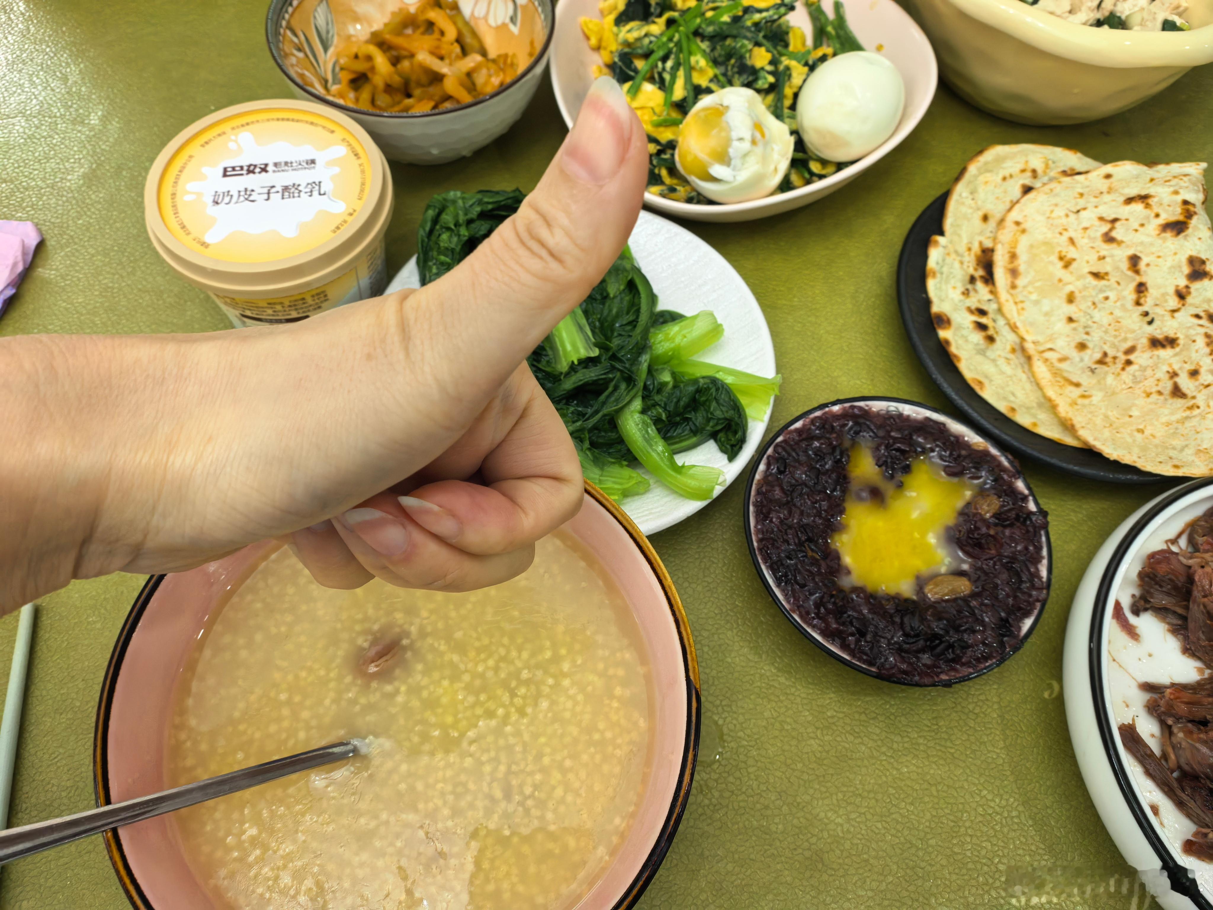 当我买菜的时候，有财就乖乖在门口等我今天吃小米粥+青菜+菠菜炒蛋+手抓饼猜猜右下