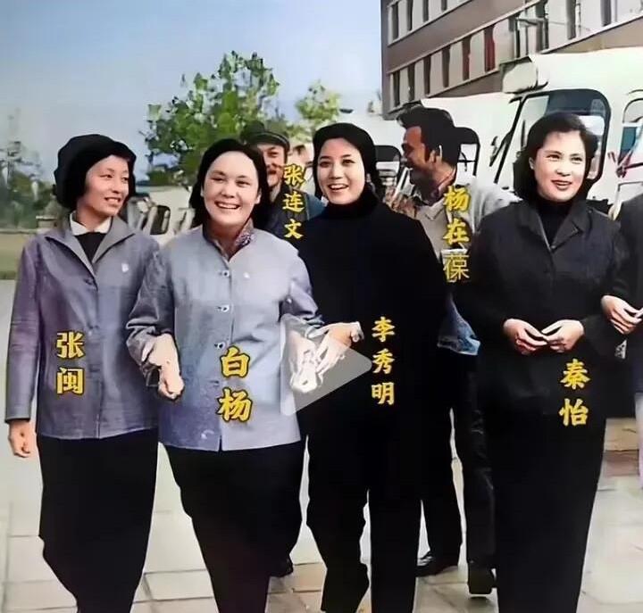 这是拍摄于八十年代末的一张老照片，那个时候的演员意气风发，笑容灿烂，走在街上都是