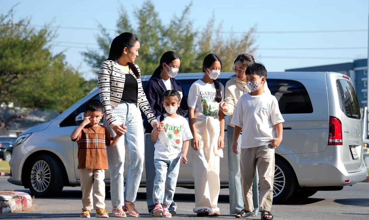76岁的他信走出监狱大门那一刻，女儿佩通坦没忍住，别过脸擦了眼泪。这是202
