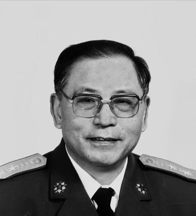 1950年，粟裕正在汇报工作，门突然被撞开。李克农冲进来，声音发颤：“粟裕同志，