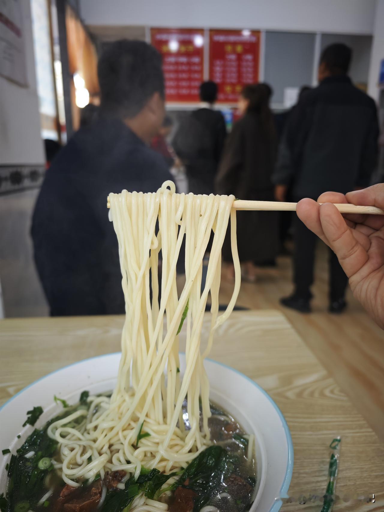 晒图笔记大赛这才是牛肉面哦，不是我往常吃的那一两粒牛肉小颗粒的牛肉面，一碗11块