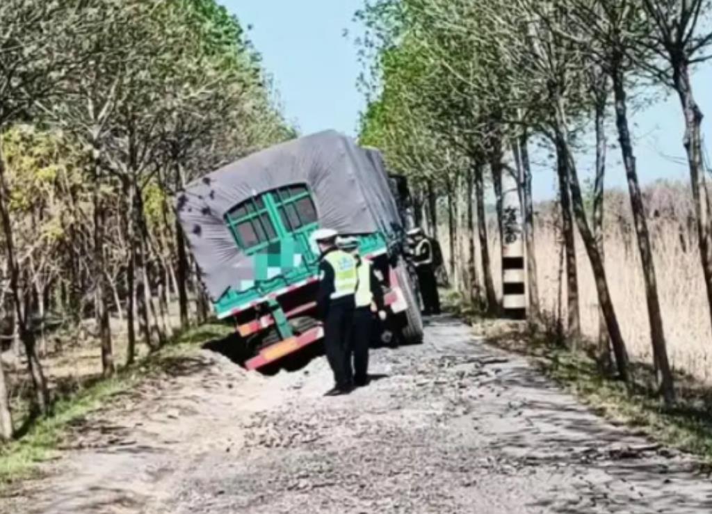 就差明抢了！山东滨州，一女子开大货车压塌农村道路，被要求赔偿159万元，女子拿不