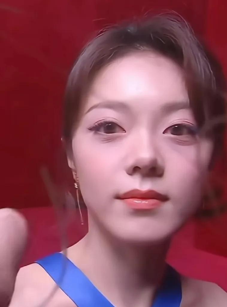 大6岁的林允皮肤状态赢麻了。即使是02年的赵今麦眼下都有清晰的细纹，眼睛太大的人