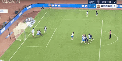 武汉三镇vs青岛西海岸比赛第22分钟，武汉三镇进球！！！贝维斯！！！贝维斯梅开