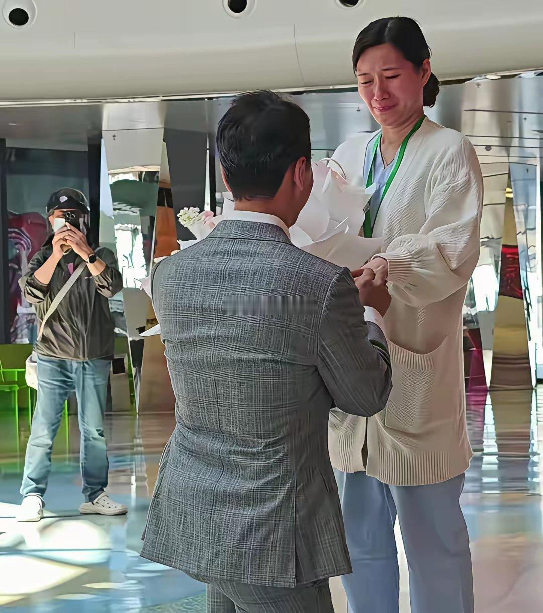 演员于笑医院大厅求婚5年抗癌路，他娶了救自己的血液科医生