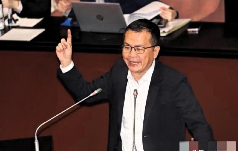 罗智强当面呛卓荣泰：“你现在还喊“我们都是乌克兰人吗？”11月28日上午在立法