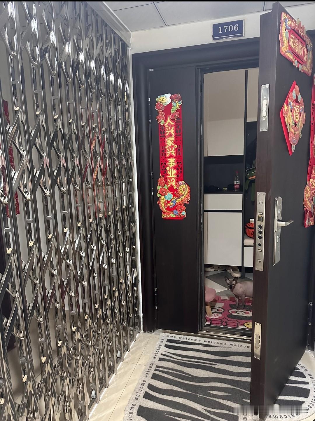 真是一个不注意，我妈家隔壁邻居在两家之间装上了防盗铁门。防盗门的边都快镶到我妈家