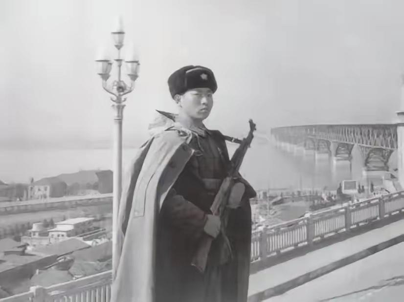 1971年，许世友在南京长江大桥视察时，看到守桥士兵冒着大雪露天站岗，当即提出修