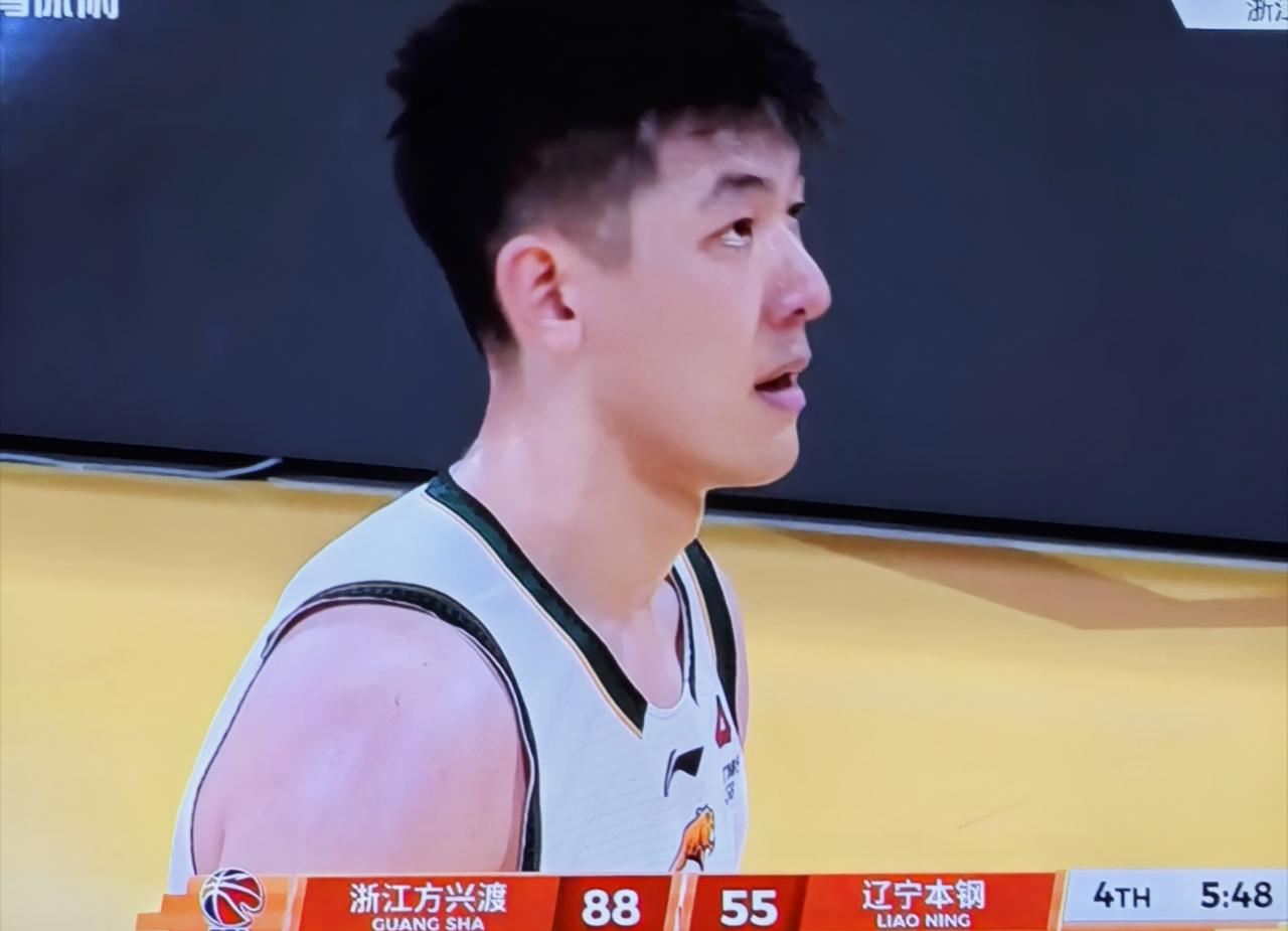 解说都在问杨鸣为什么前三节不用张陈治锋？辽宁男篮64:96惨败，