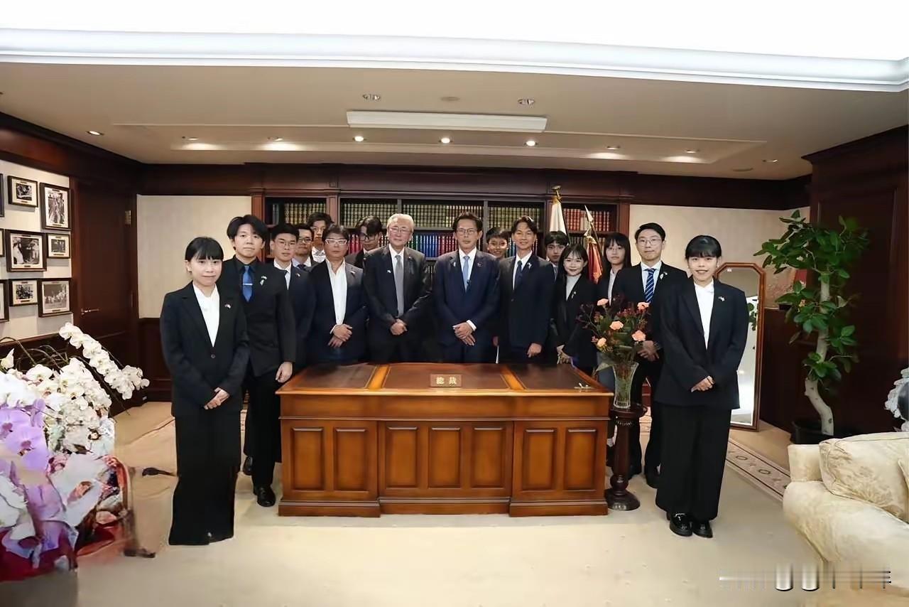 ​可悲，可怜，可笑！台湾民众党主席黄国昌率团访日，上演了一场出“小丑闹剧”！