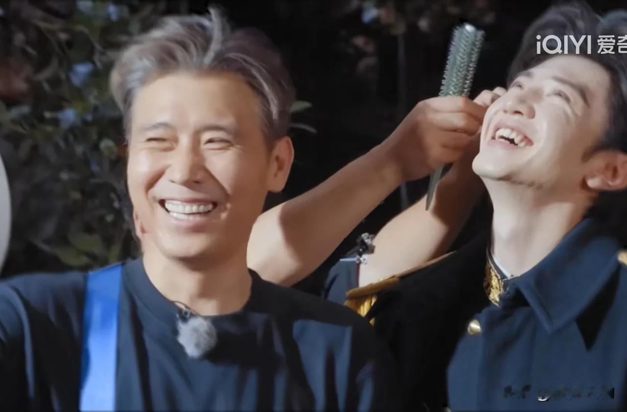 陈哲远太魔性了。拍戏时还偷瞄李乃文，结果人家在片场睡着了。他悄悄走过去，把电风扇
