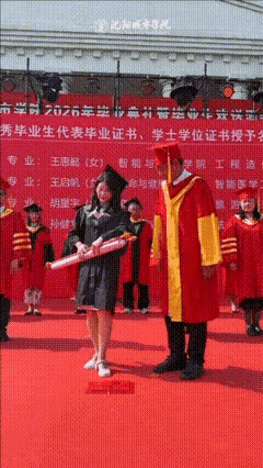 毕业典礼那视频我刷到了！女生背着手走上台时，校长还在跟旁边老师说笑，等她“哗啦”
