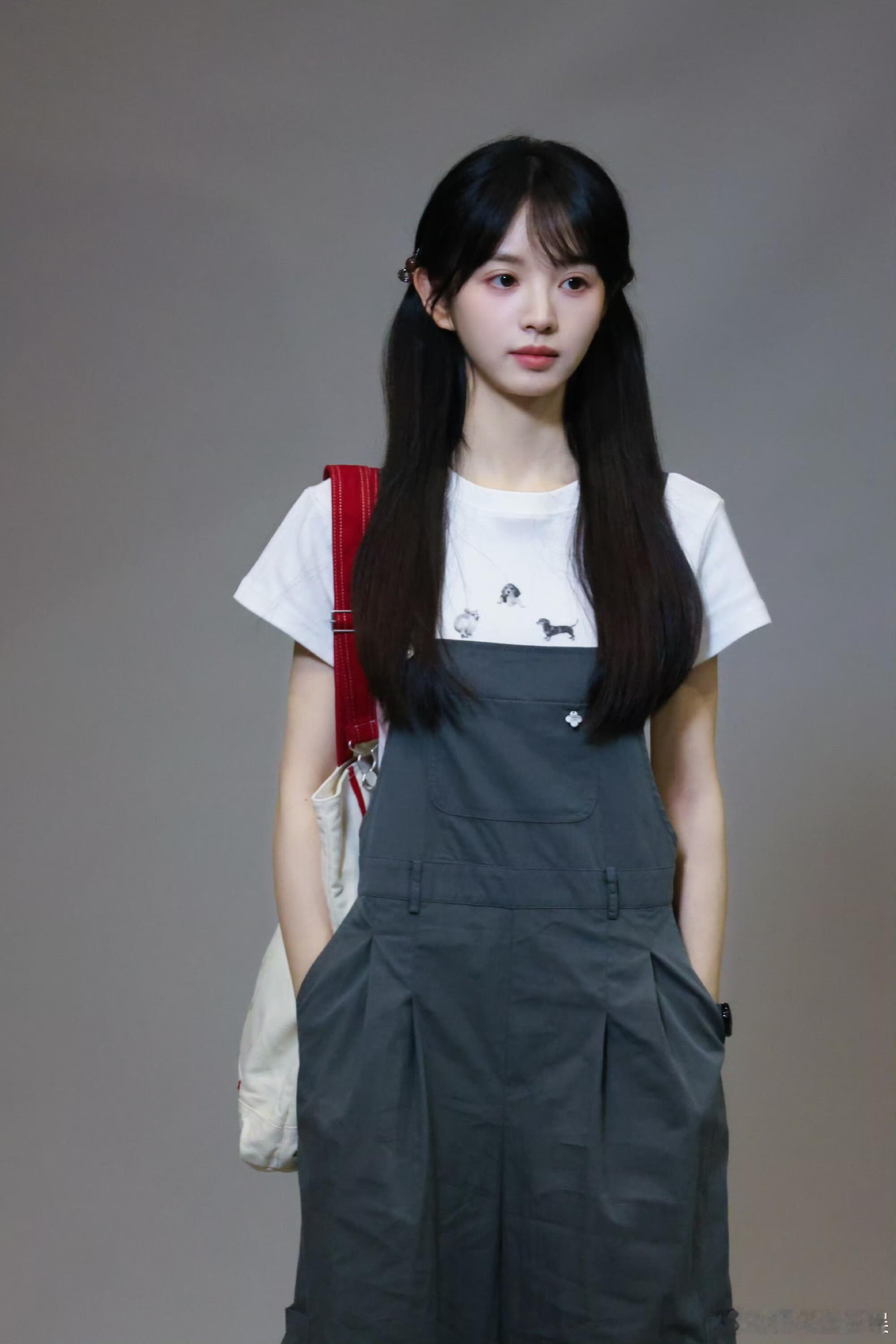 田曦薇林知夏的OOTD