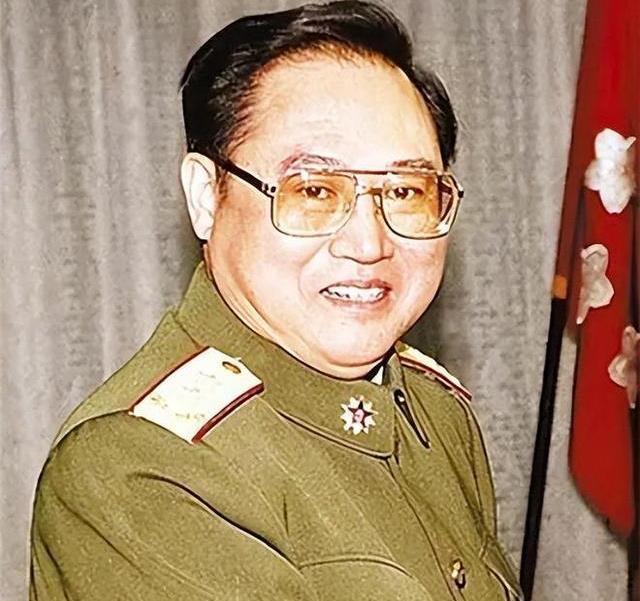 熊光楷于2000年6月晋升上将军衔，时任副总参谋长。他无一线作战与带兵主官经历，