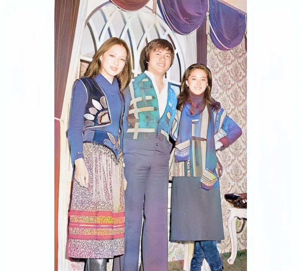 一张老照片，拍摄于1976年，左右两边是一代女神胡因梦与林青霞，而中间这位英俊帅