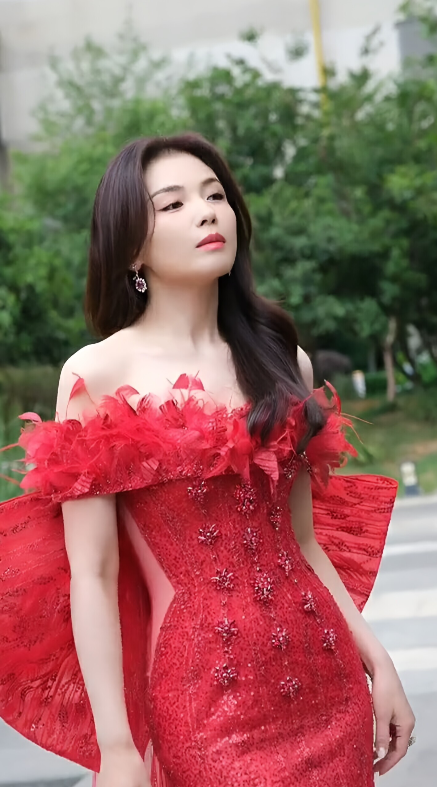 刘涛红裙造型：羽毛露肩礼服+华丽珠宝，演绎明艳大气女神范