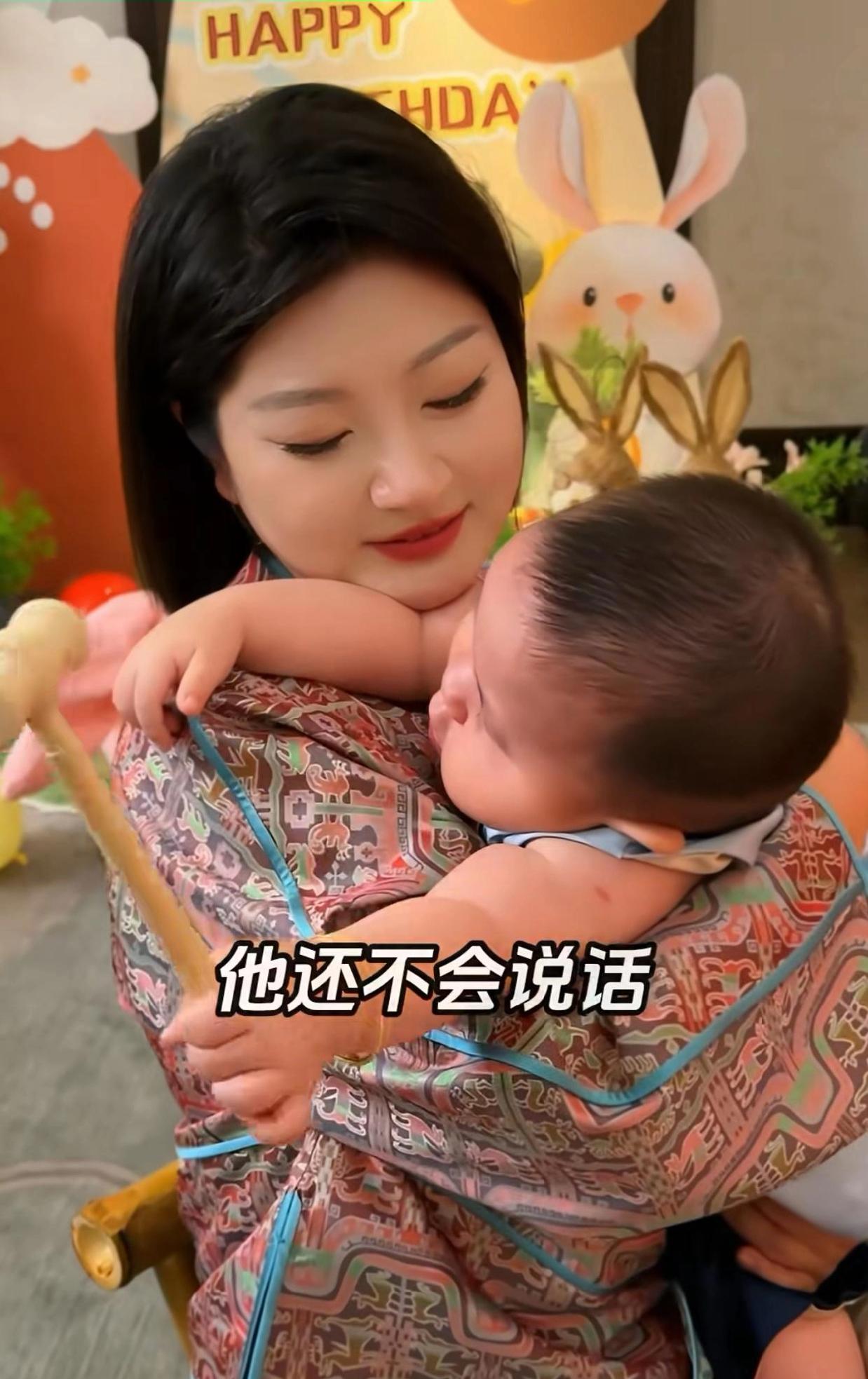 大家还记得吗？那个在泰国被丈夫推下悬崖的王暖暖，儿子已经一周岁了。更不可思议的是