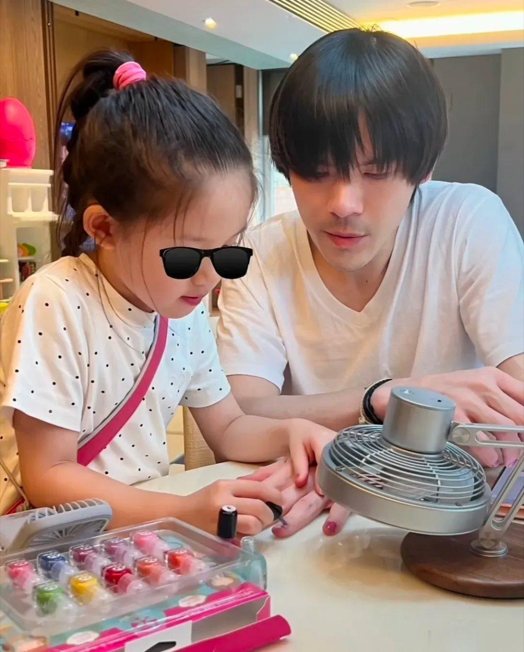 向佐罕见晒出女儿向芷的正面照，感叹郭碧婷的基因太好了了，女儿完全是高度复制妈妈，