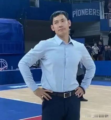 张庆鹏该不该为北控队的退步负责？绝对要负主教练的责任。本赛季的北控男篮，从去