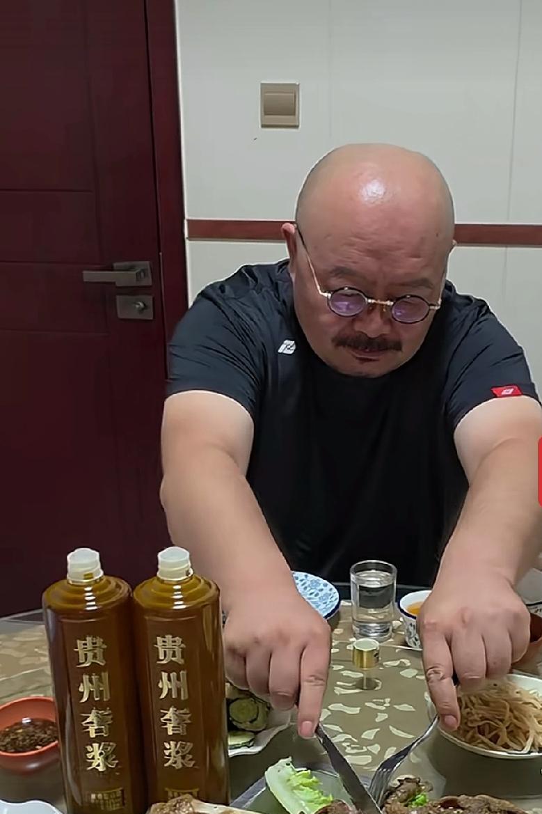这个冒牌“刀郎”在全网做酒广告！如果不仔细看，还真是看不出来这家伙原来
