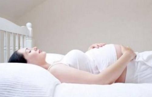 孕妈注意: 孕期不要这样睡, 孩子出生以后可能会出现发育异常