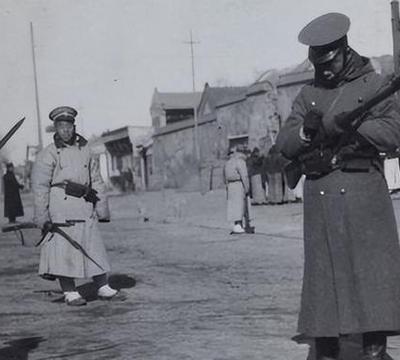 1934年，吉鸿昌被杀，妻子花了8万大洋赎回他的遗体。不久后，妻子竟睡大街、吃垃