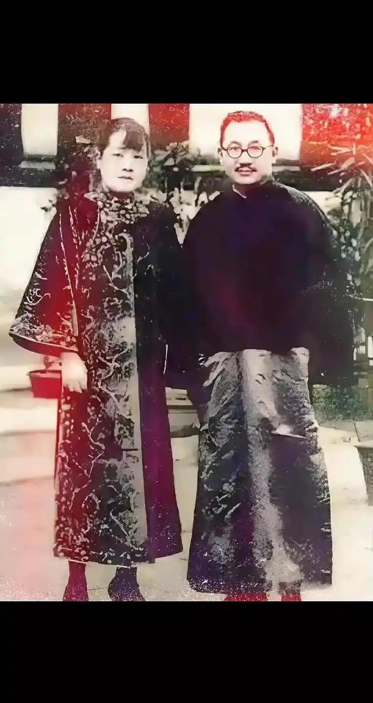 1914年，宋霭龄与孔祥熙完婚。新婚之夜，一伙儿人来闹洞房，有人一把扯下她的腰带