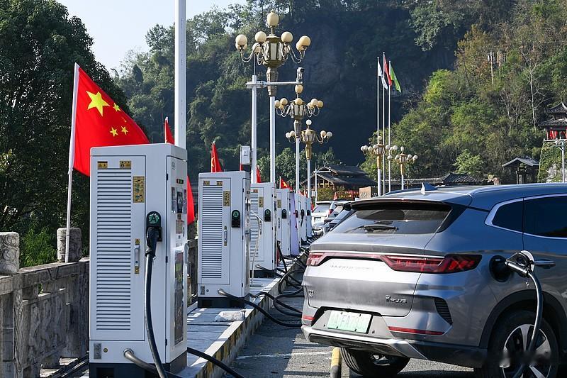 我表弟今年国庆开电车回老家，在服务区排了四个多小时队。他跟我说，最气人的不是等，是充到百分之八十，工