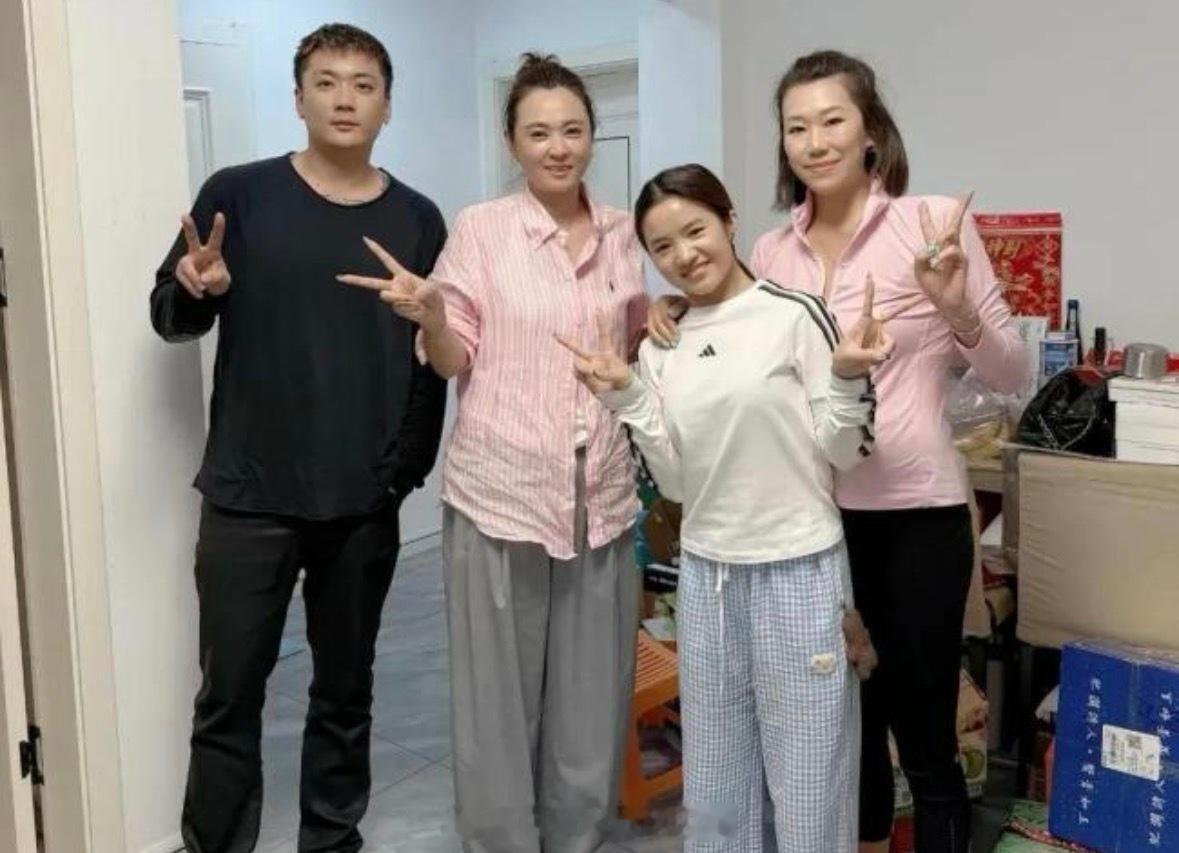 崔晋将社交账号主页原本与李勒优一家的全家福背景图，换成了与好友的合照，这一改动恰好发生在晋妈直播吐槽