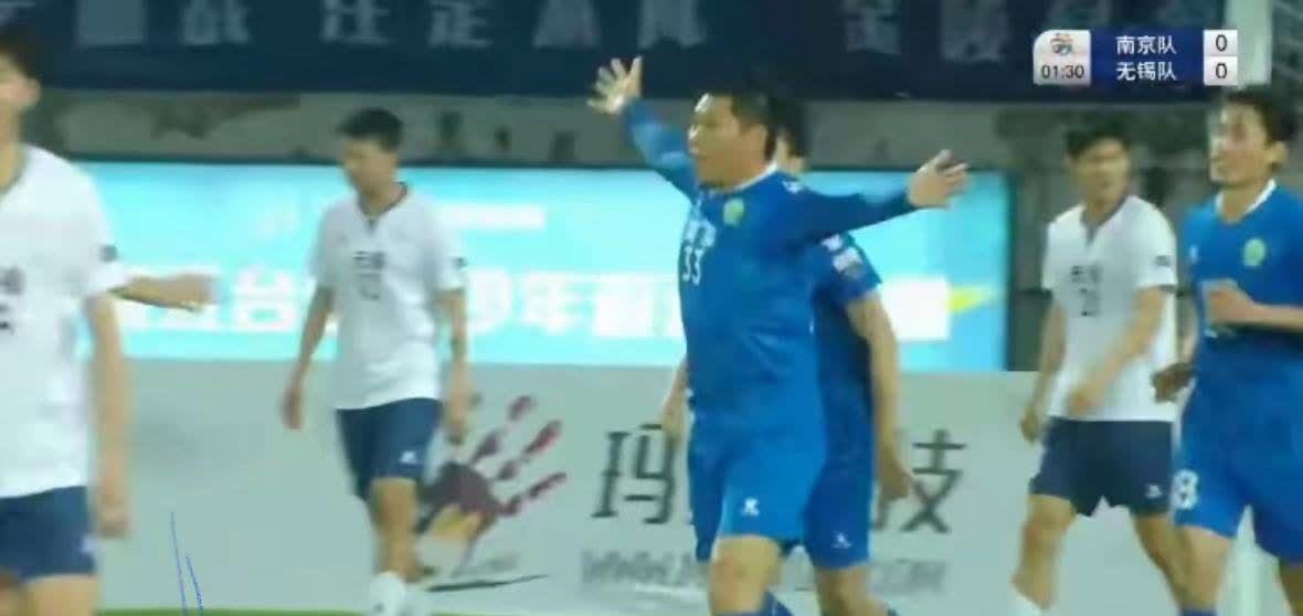 苏超的火爆，反倒突显了国内足球的无奈。江苏本来不是足球强省，原本希望通过苏超比赛