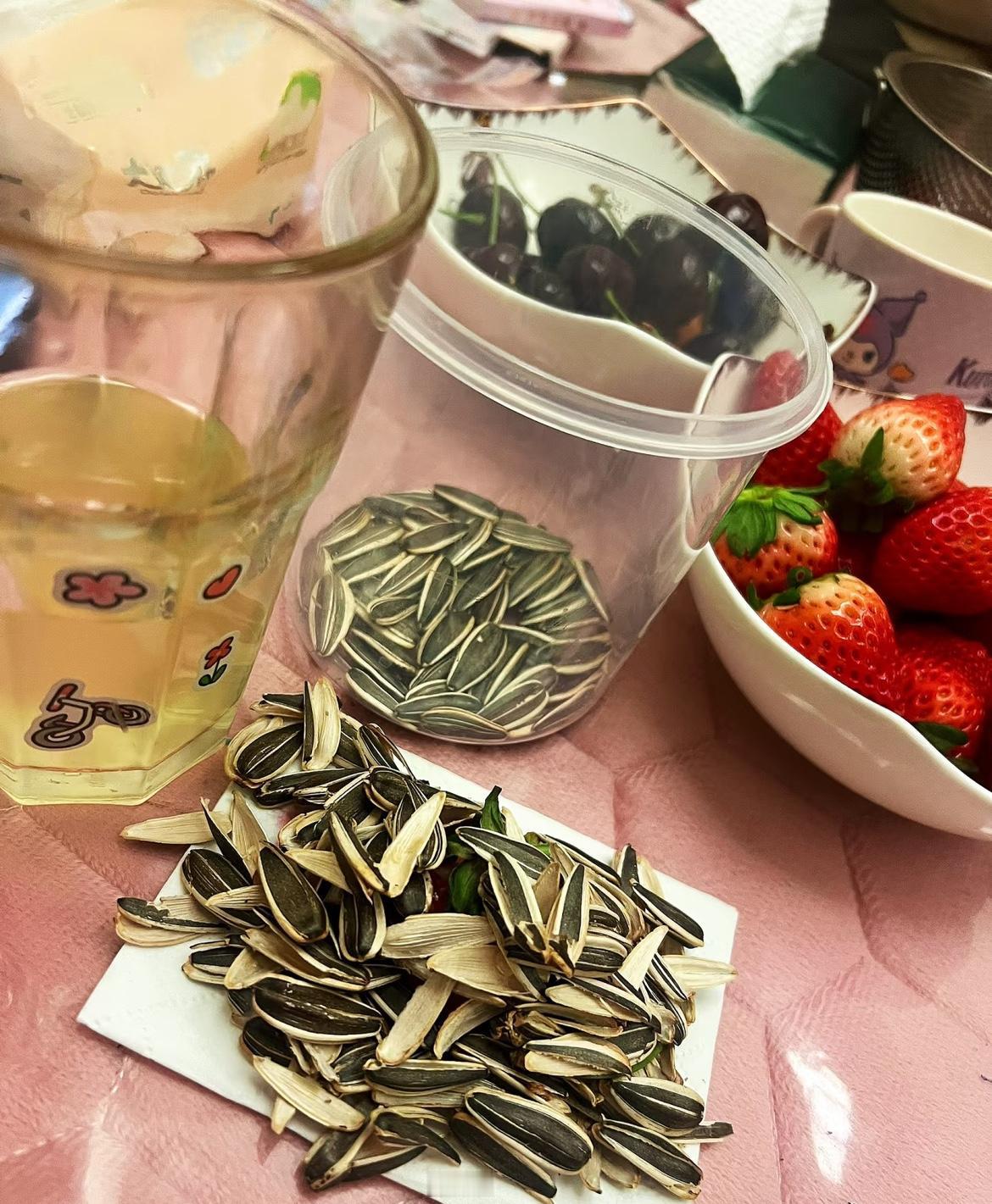 问大家一个问题，大家都要说实话我昨天去我二姨家，发现他儿子居然在厨房，满头大汗