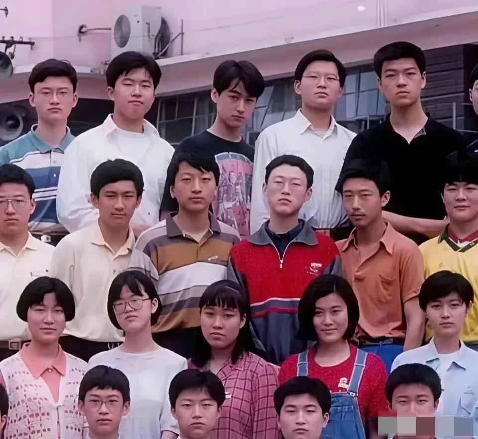 让我们一起来欣赏一下胡歌的毕业照吧：当年的胡歌容颜明亮，眉毛疏朗，巴掌脸，大眼睛