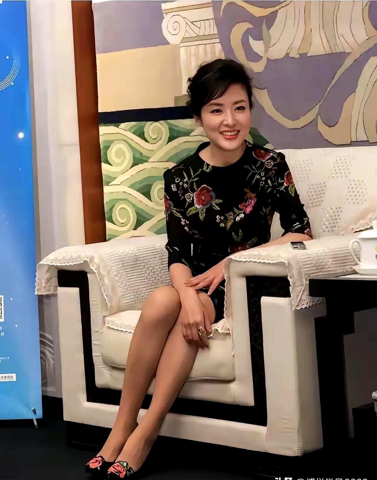 “周涛杀疯了！”当年春晚一开口就稳如老狗，如今56岁直接换赛道。幕后：2