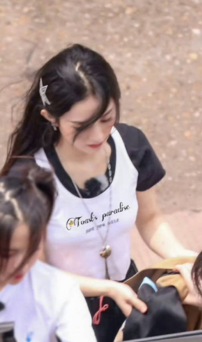 路人视角的赵丽颖，漂亮的像女大学生，谁看了不迷糊？