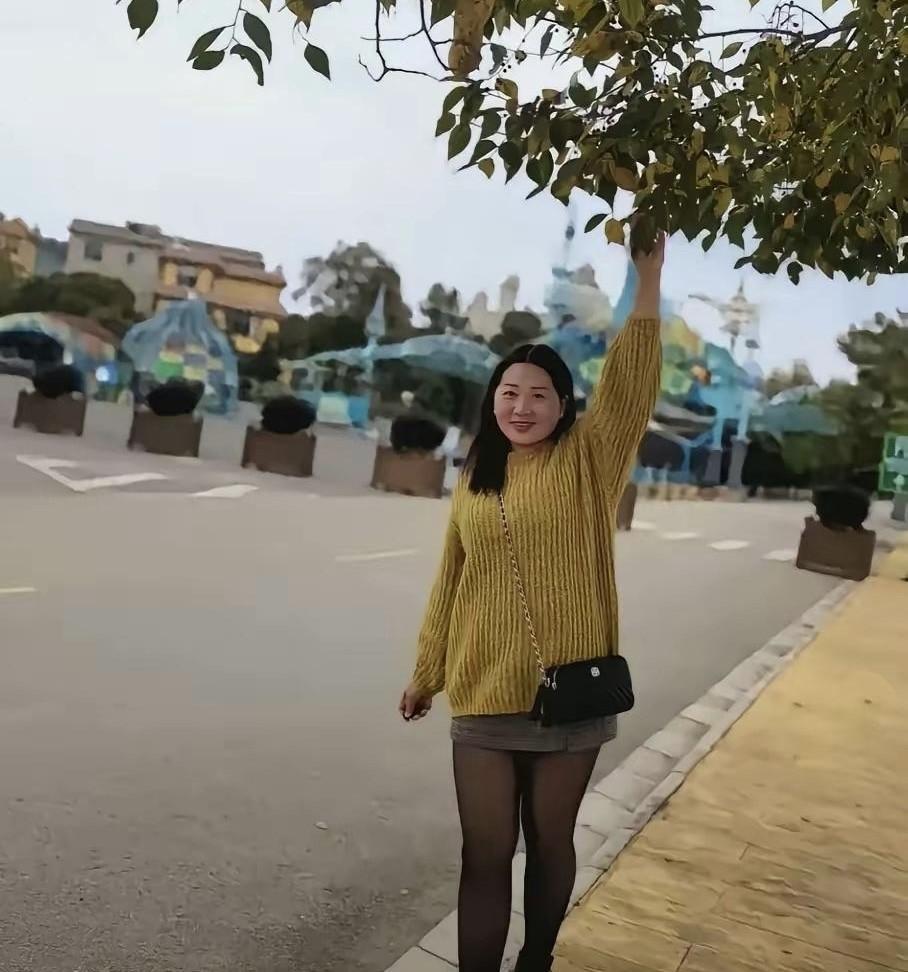 细看石玉慧护士长，长相一般，衣品不咋地，超短裙配黑丝袜，令人不忍直视，但胜在性格