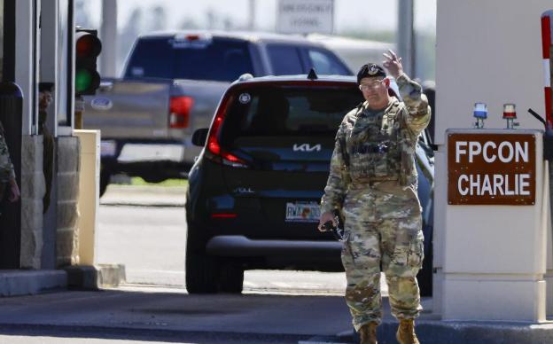 一觉醒来发生了一件大事，有人在美军基地安置了炸弹，且该人员成功潜逃中国。据法