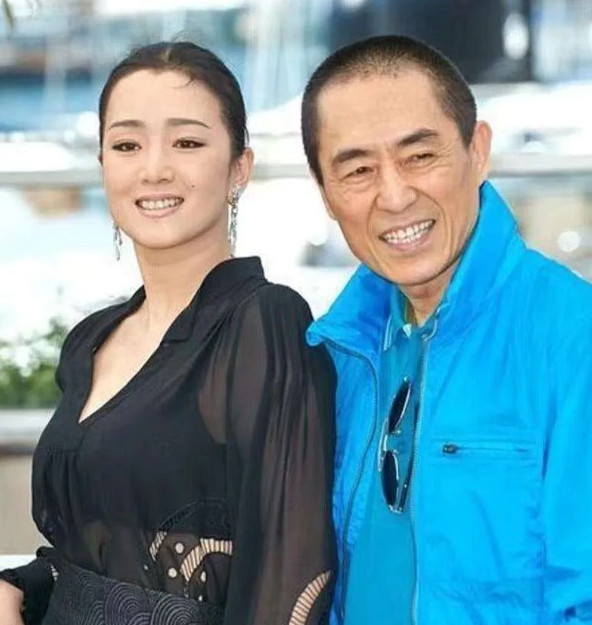 1986年，巩俐为了争取《红高粱》里“九儿”这一角色，托关系找张艺谋，随后张艺谋