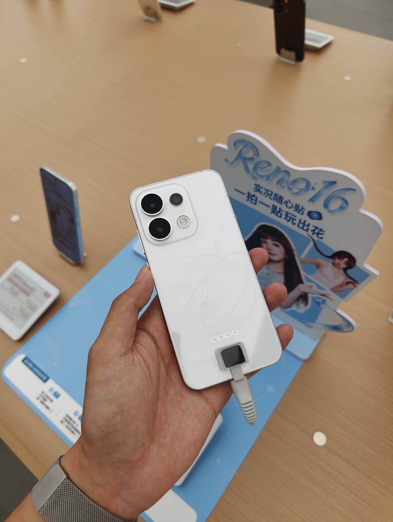 去店里摸了Reno16，只想说真的是照骗！刷到雨琦四连代的OPPOReno