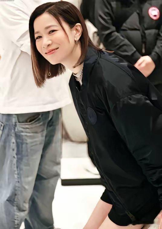 果然明星不是谁都能比的佘诗曼真正的想法暴露了没有想到,许绍雄离开的第二天她就立马