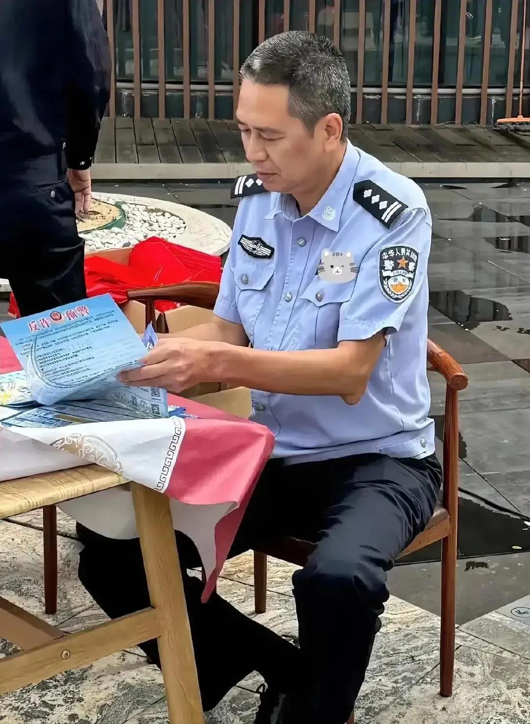 一个从警的朋友是这么说的：30岁以下的警察，大多是警校毕业的年轻人，除了一身制