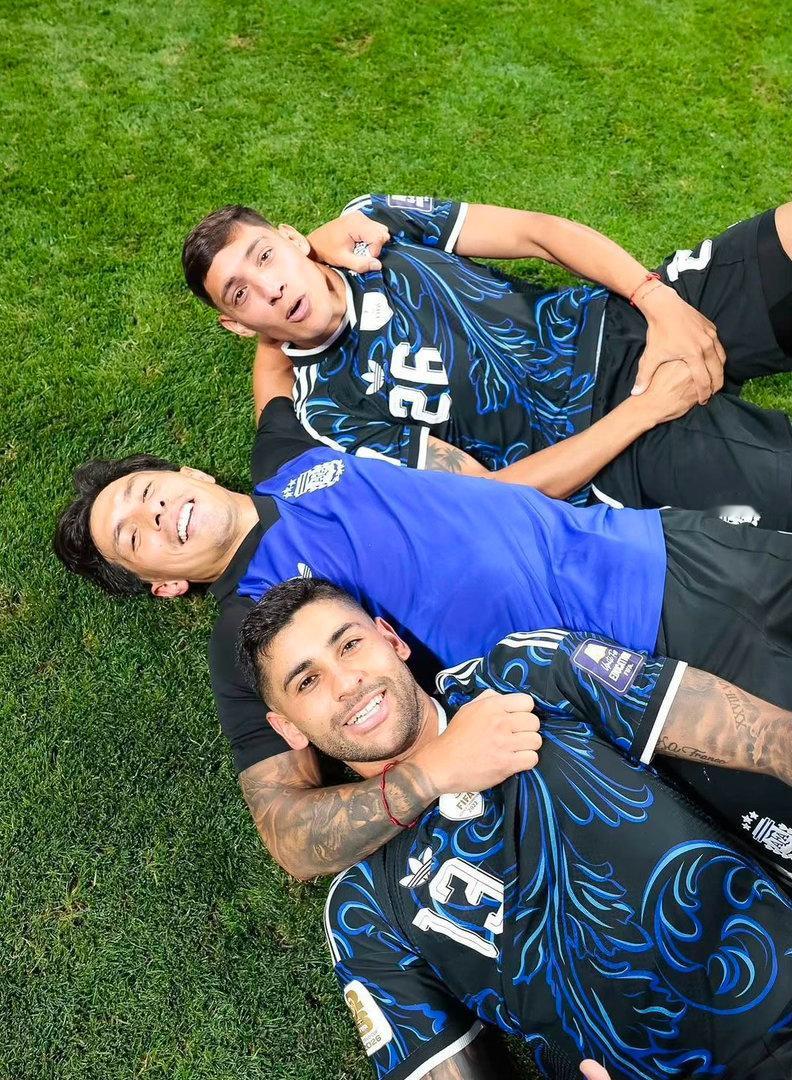 📷还有张超级棒的照片躺在赢来的草地上⚽️这是属于你们的时刻🇦🇷英格兰1比2