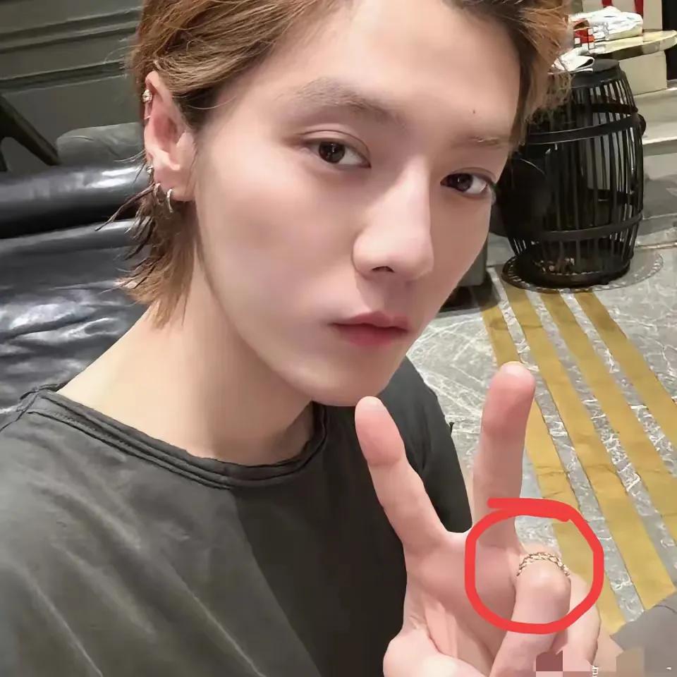 鹿晗和关晓彤的粉丝这下都要坐不住了！这次引发热议的，可不是新绯闻。眼尖的网友在鹿