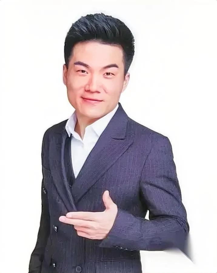 董宇辉被问假货咋办？他竟笑着说恭喜？原来平台规定发AB货十倍赔！这话让直