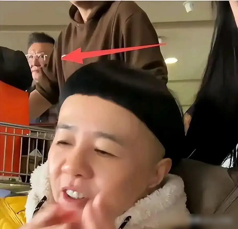 女儿往杯里吐口水喂妈，转头直播30天带货千万，你再看王宁在海边全程黑脸，就全懂了