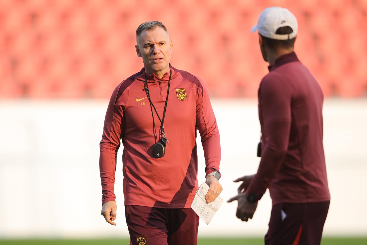 中国女足的2025年终被米利西奇折腾完了！12月10号是结束的那一天，而中国