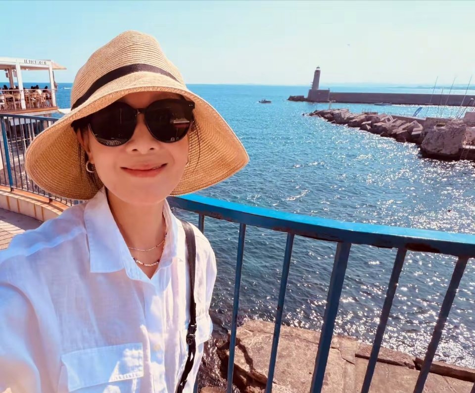 刘若英带儿子海边度假，居然都这么高这么大了，亲子时光真是幸福